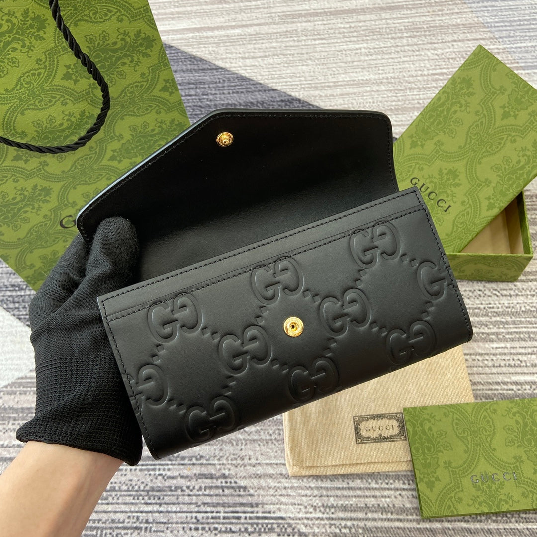 CARTERA CONTINENTAL 19 EN PIEL DE BECERRO REVESTIDA NEGRA CON HERRAJES DORADOS