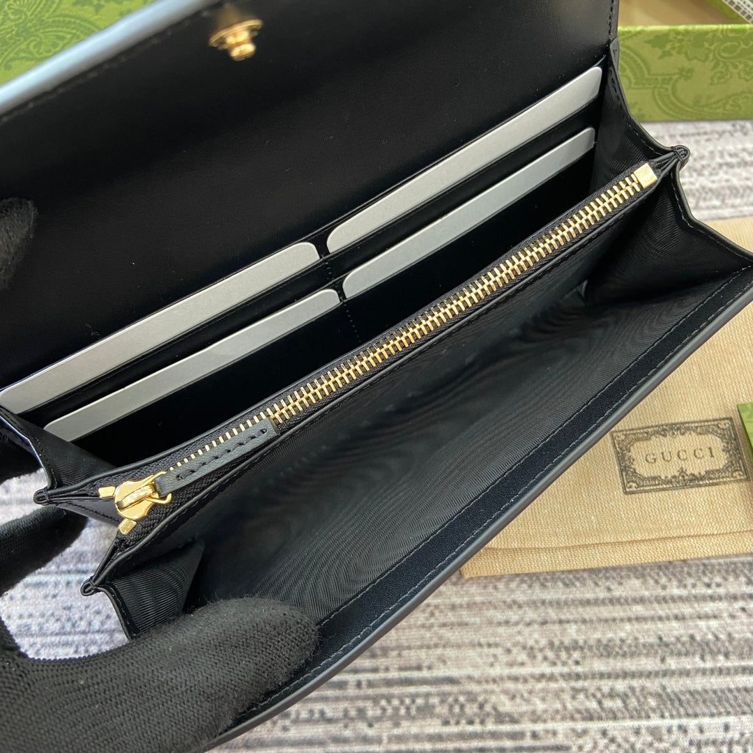 CARTERA CONTINENTAL 19 EN PIEL DE BECERRO REVESTIDA NEGRA CON HERRAJES DORADOS