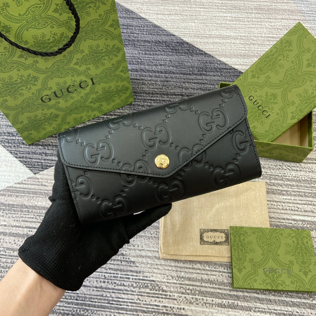 CARTERA CONTINENTAL 19 EN PIEL DE BECERRO REVESTIDA NEGRA CON HERRAJES DORADOS