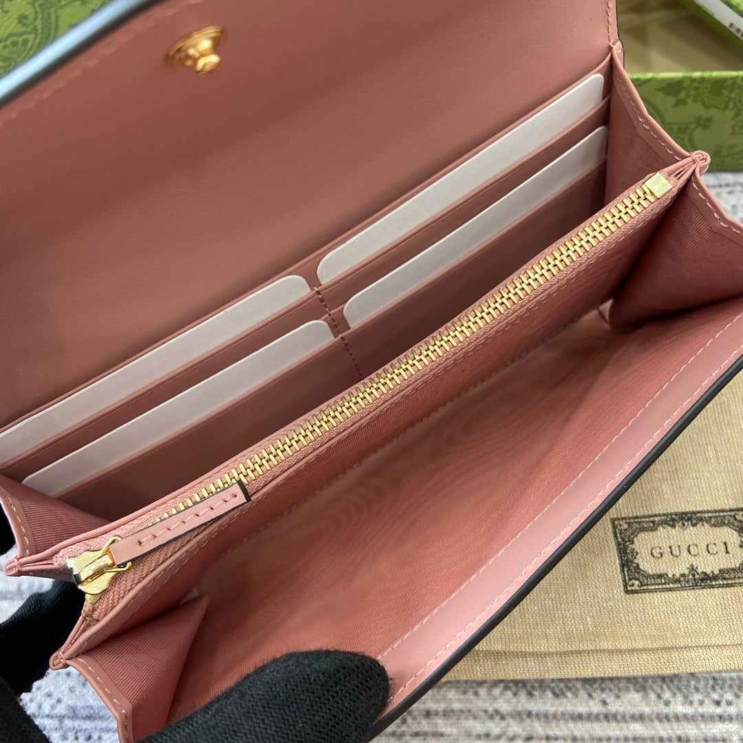 CARTERA CONTINENTAL 19 EN PIEL DE BECERRO REVESTIDA ROSA CON HERRAJES DORADOS