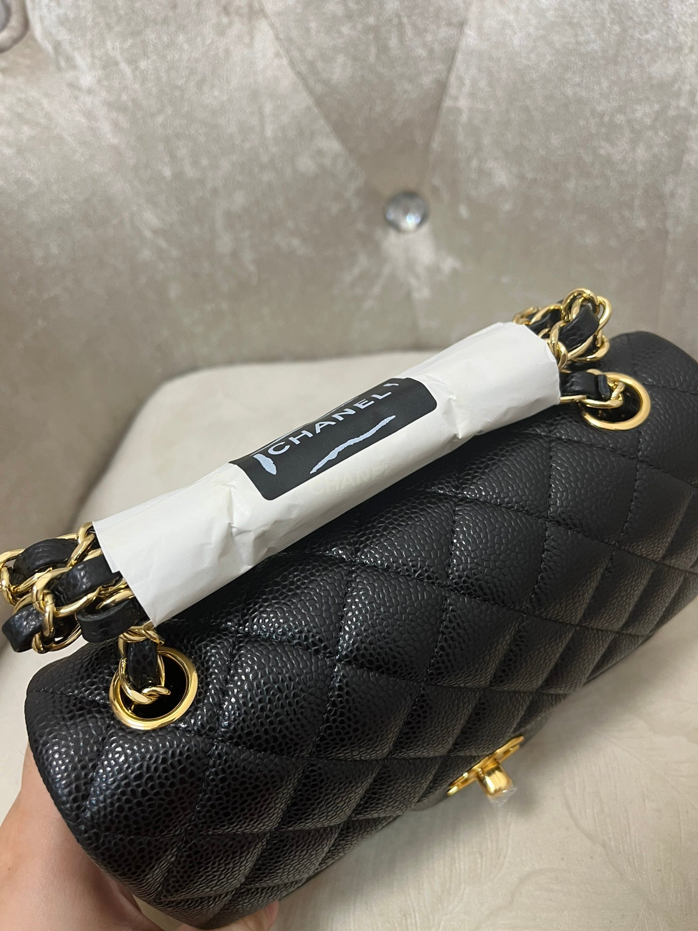Bolso mini con solapa de 20 cm, piel de becerro granulada negra, herrajes dorados