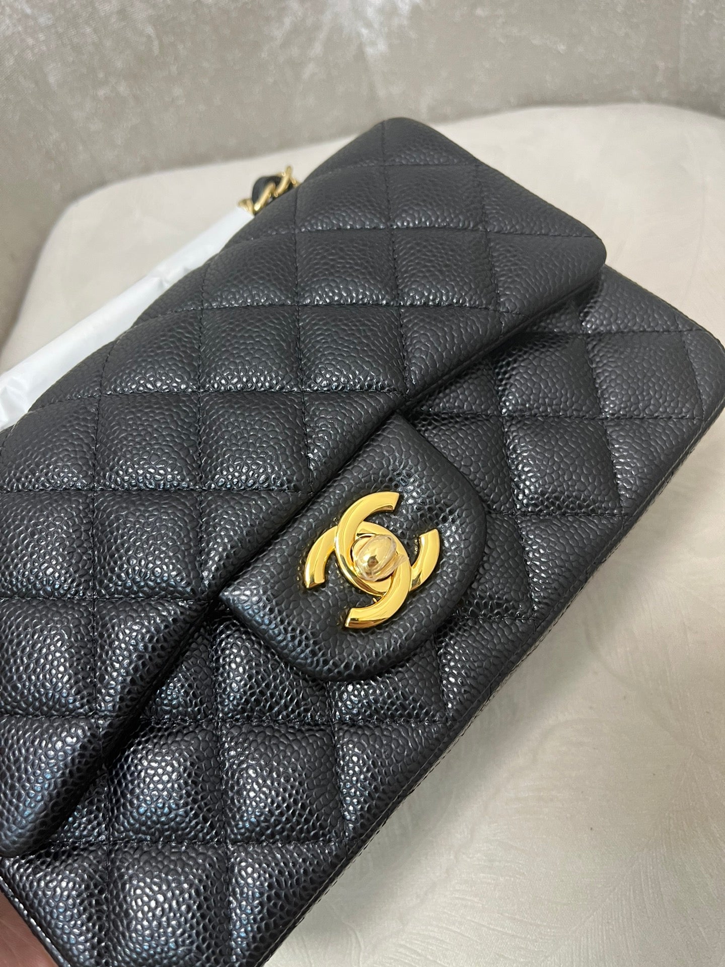 Bolso mini con solapa de 20 cm, piel de becerro granulada negra, herrajes dorados