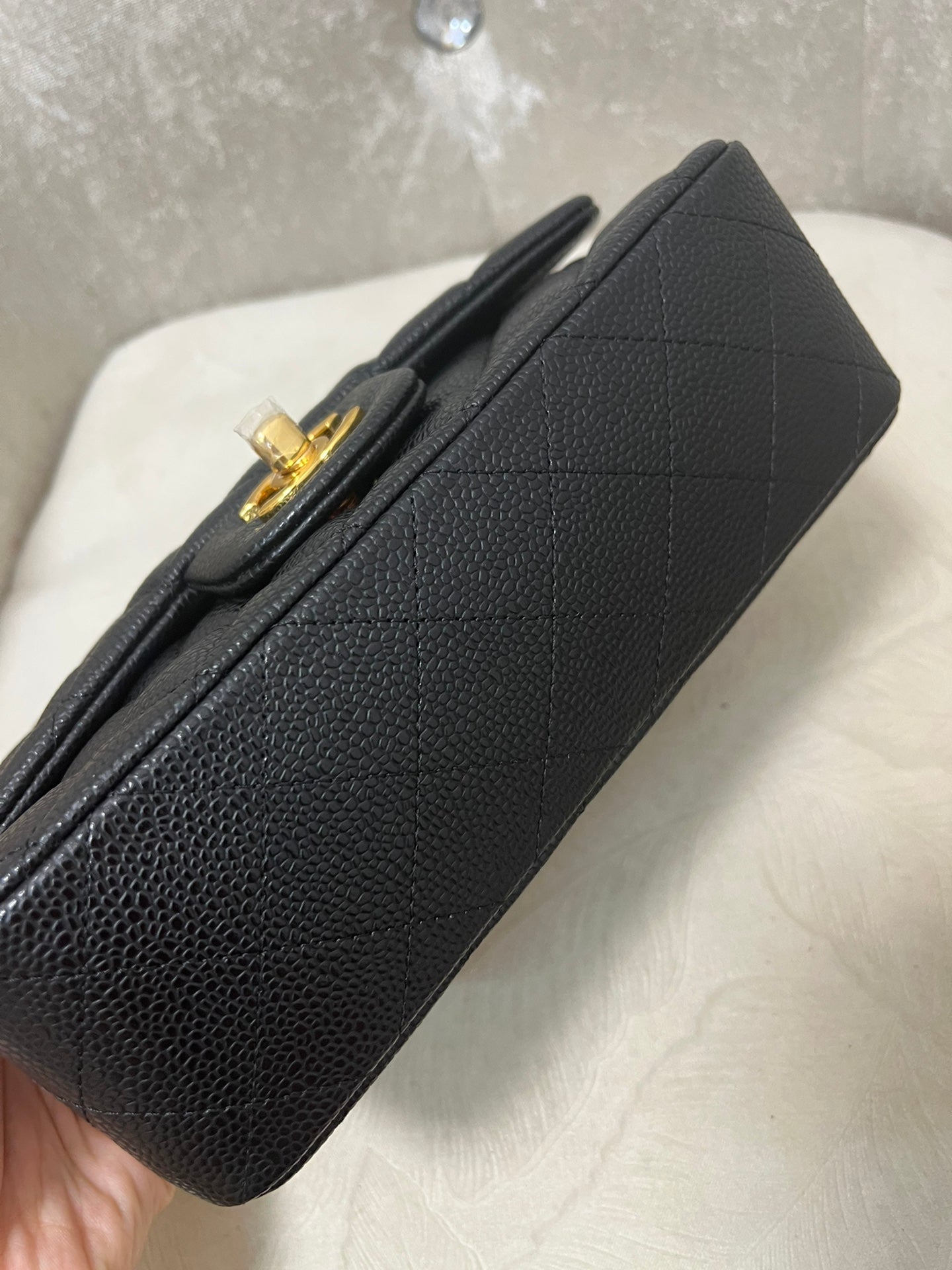 Bolso mini con solapa de 20 cm, piel de becerro granulada negra, herrajes dorados