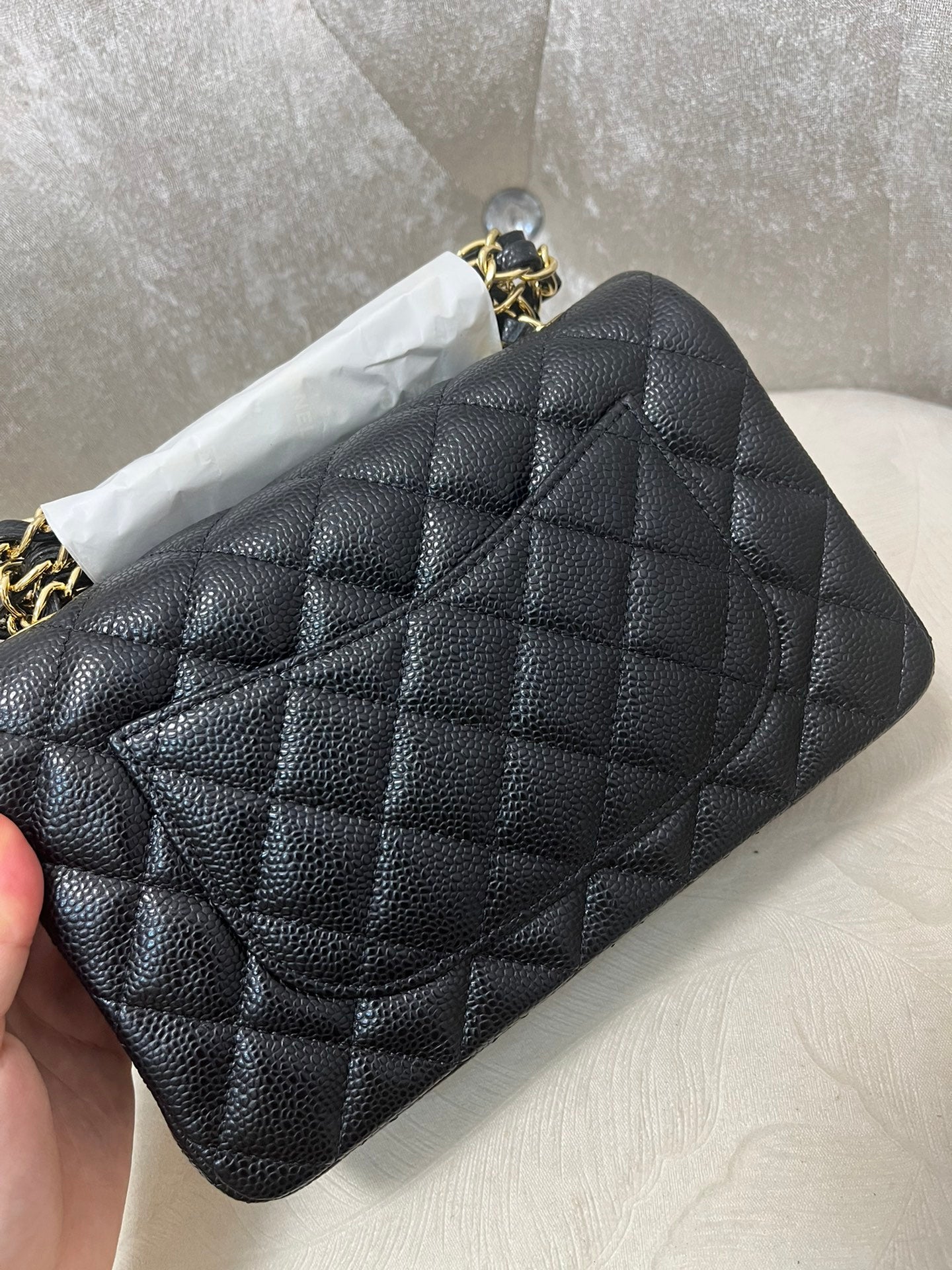 Bolso mini con solapa de 20 cm, piel de becerro granulada negra, herrajes dorados