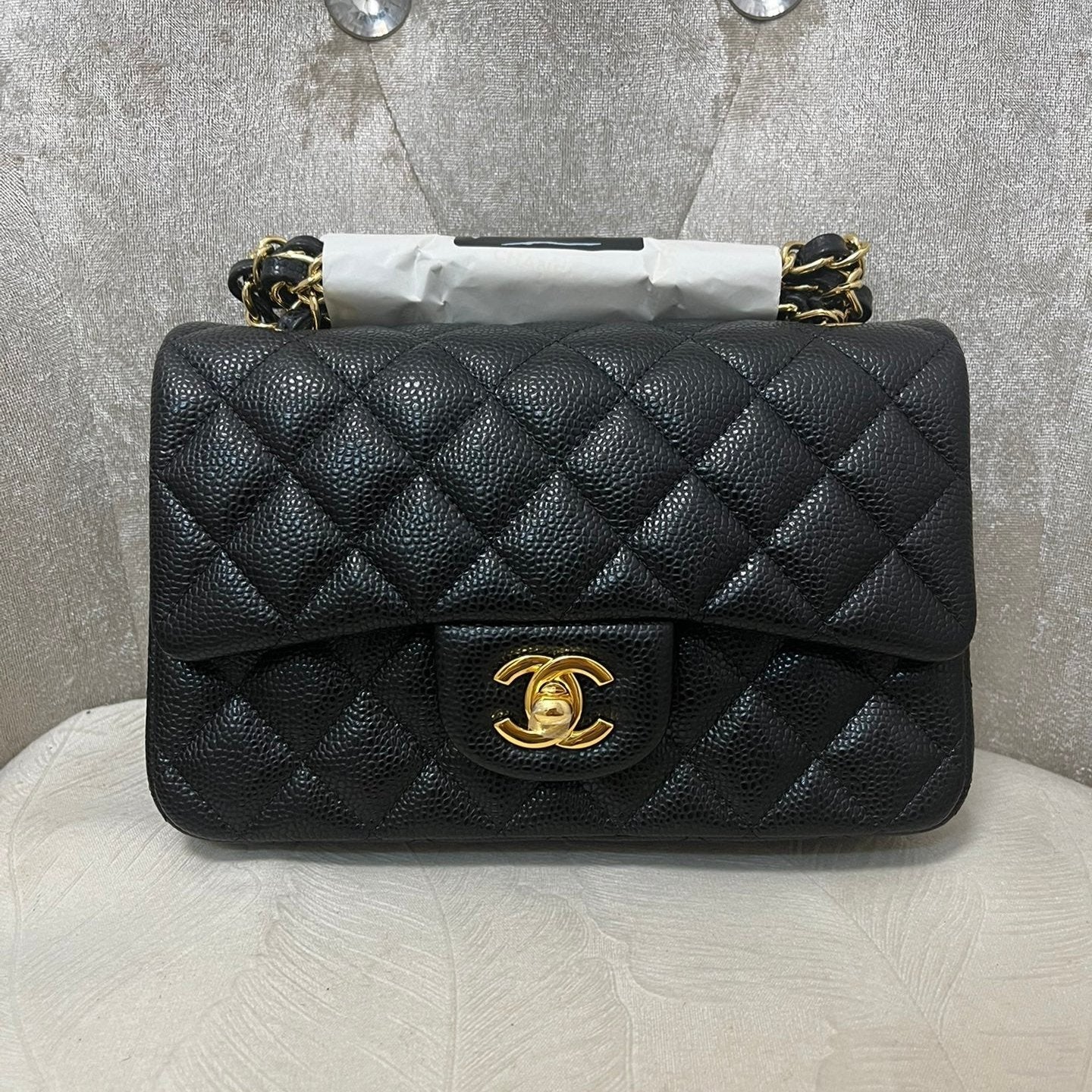 Bolso mini con solapa de 20 cm, piel de becerro granulada negra, herrajes dorados