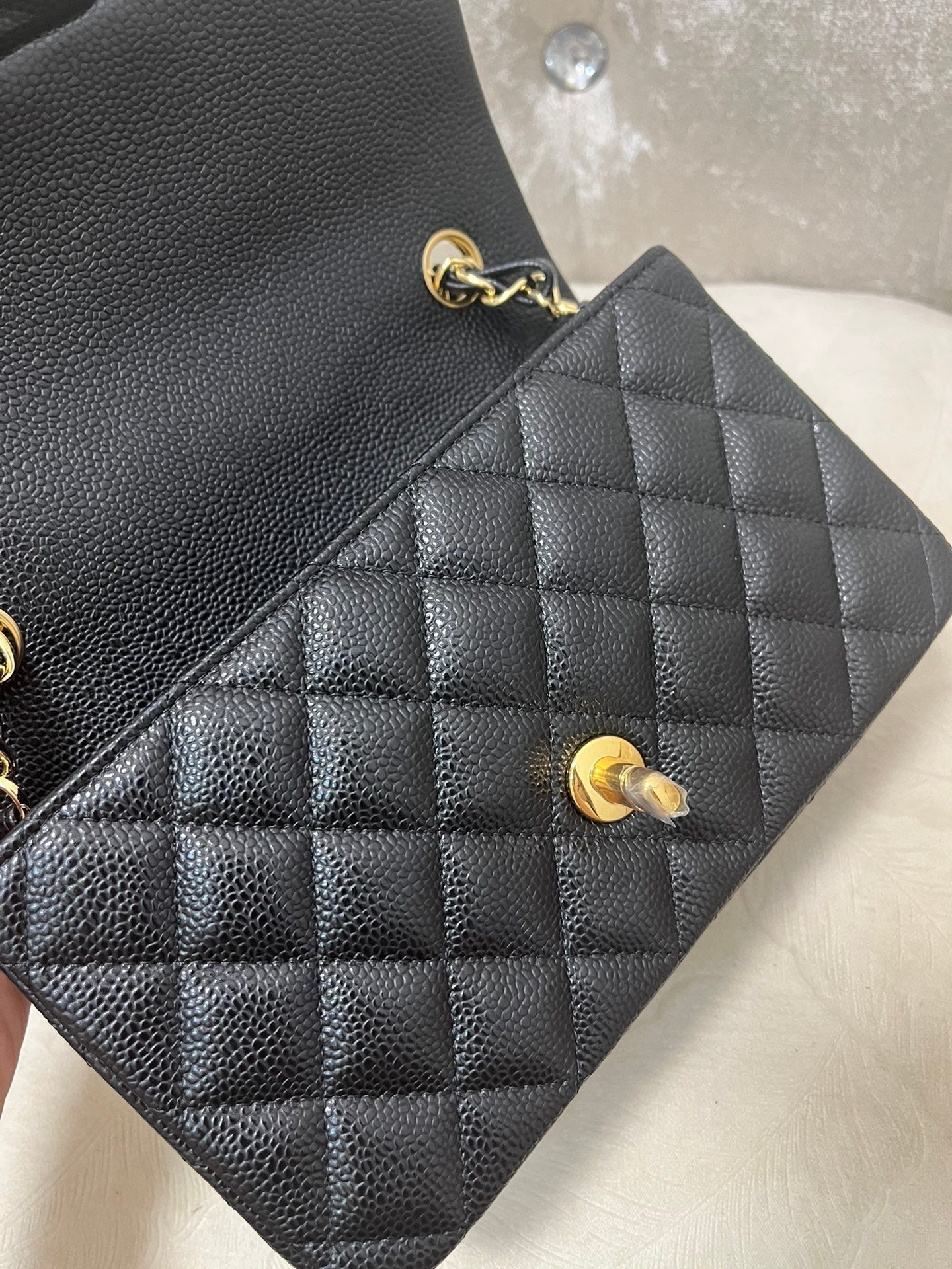 Bolso mini con solapa de 20 cm, piel de becerro granulada negra, herrajes dorados