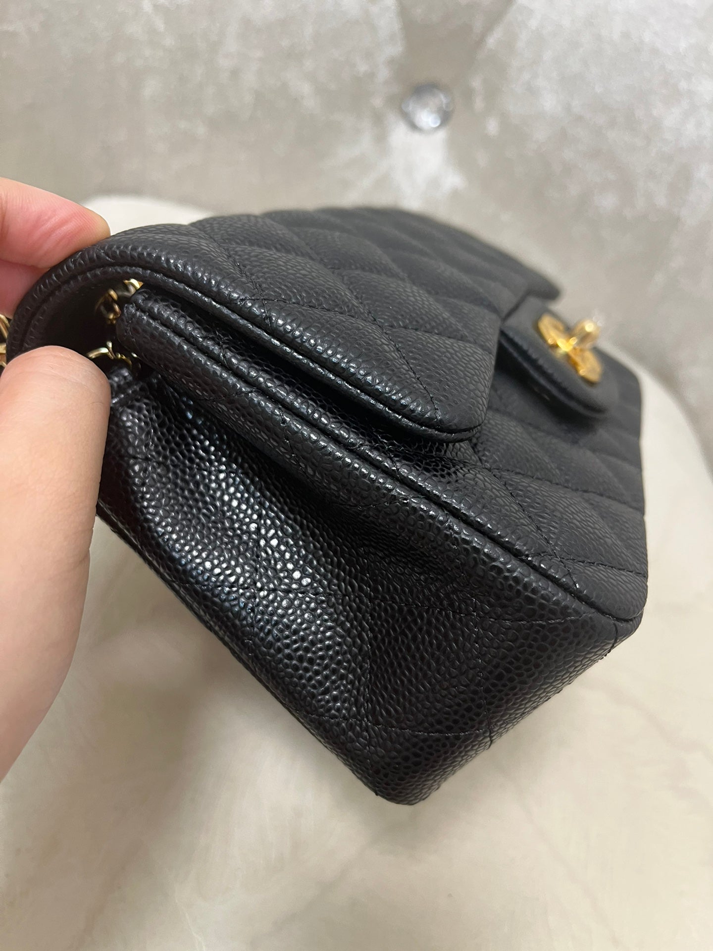 Bolso mini con solapa de 20 cm, piel de becerro granulada negra, herrajes dorados