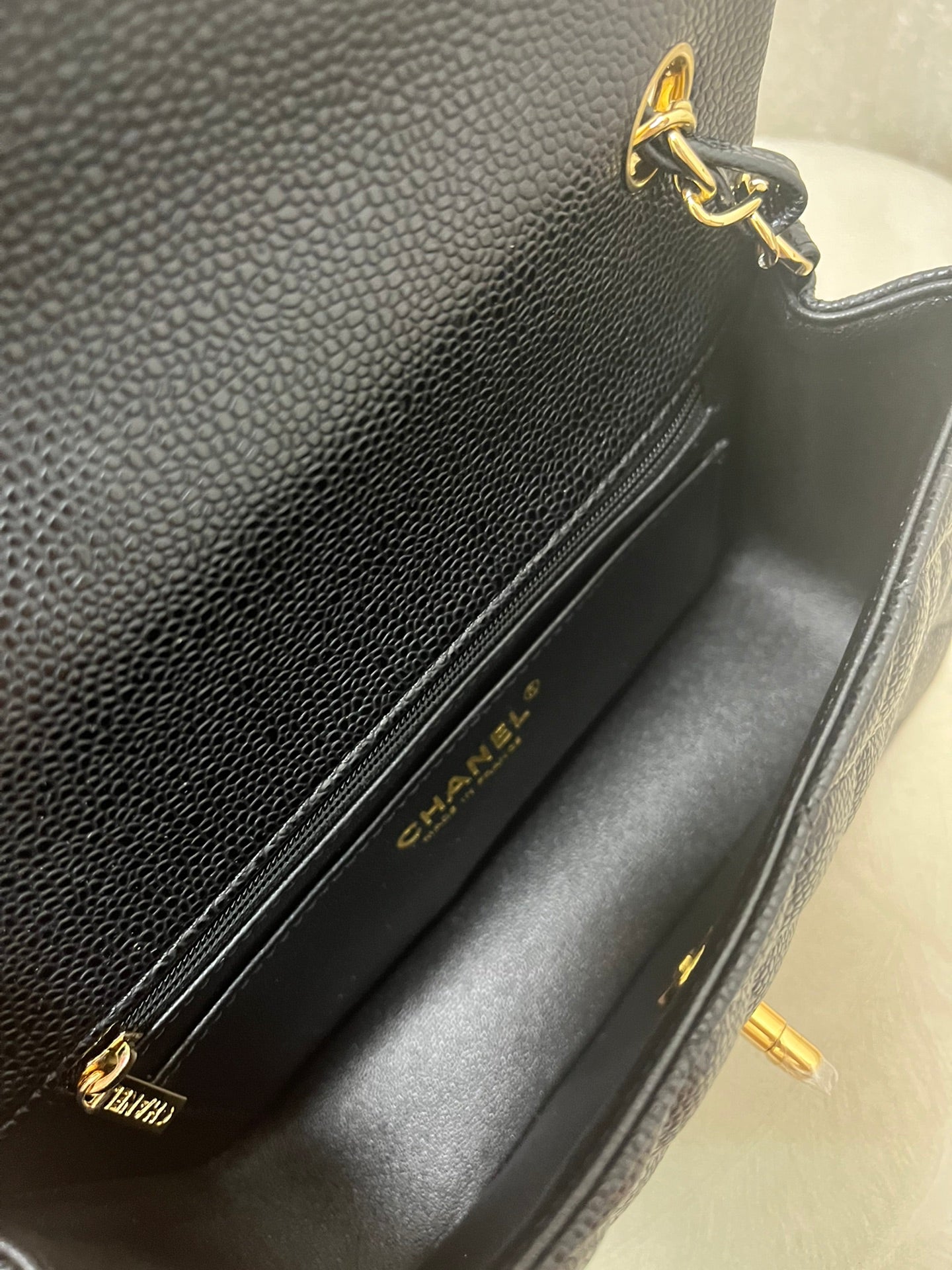 Bolso mini con solapa de 20 cm, piel de becerro granulada negra, herrajes dorados