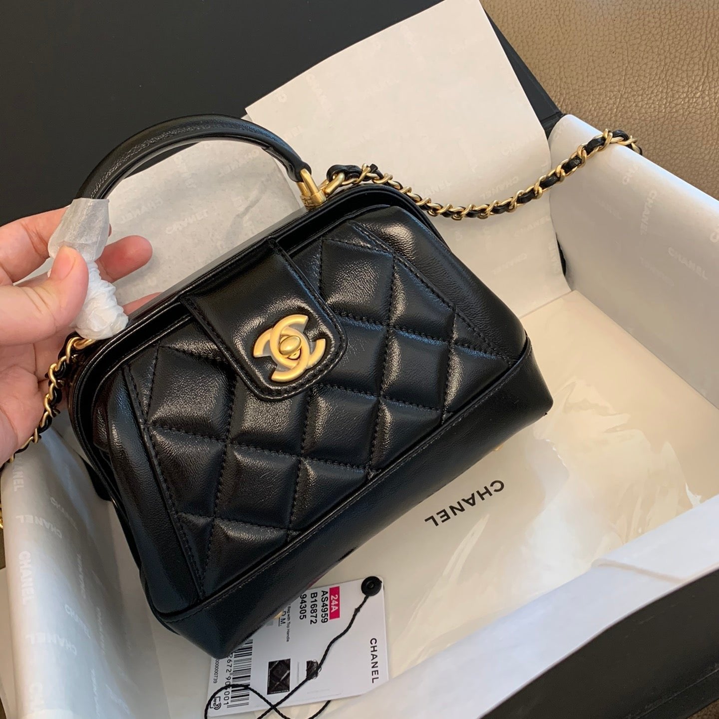 CC 24A Mini bolso de mano de 18 cm con asa superior de piel de cordero negra