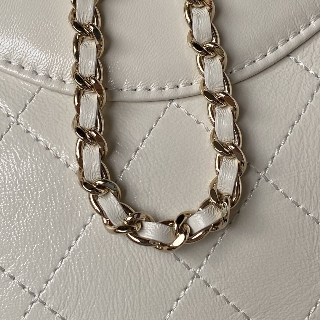 Bolsa de compras nano cc 24s31 de 17,5 cm, piel de cordero color crema y herrajes dorados