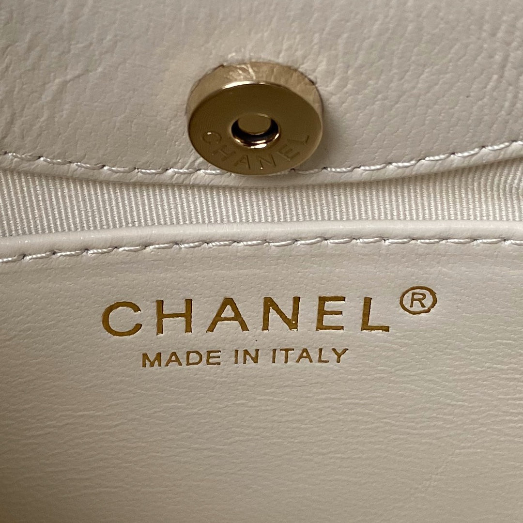 Bolsa de compras nano cc 24s31 de 17,5 cm, piel de cordero color crema y herrajes dorados