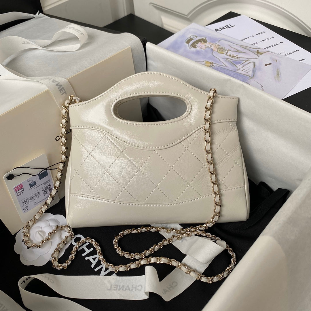 Bolsa de compras nano cc 24s31 de 17,5 cm, piel de cordero color crema y herrajes dorados