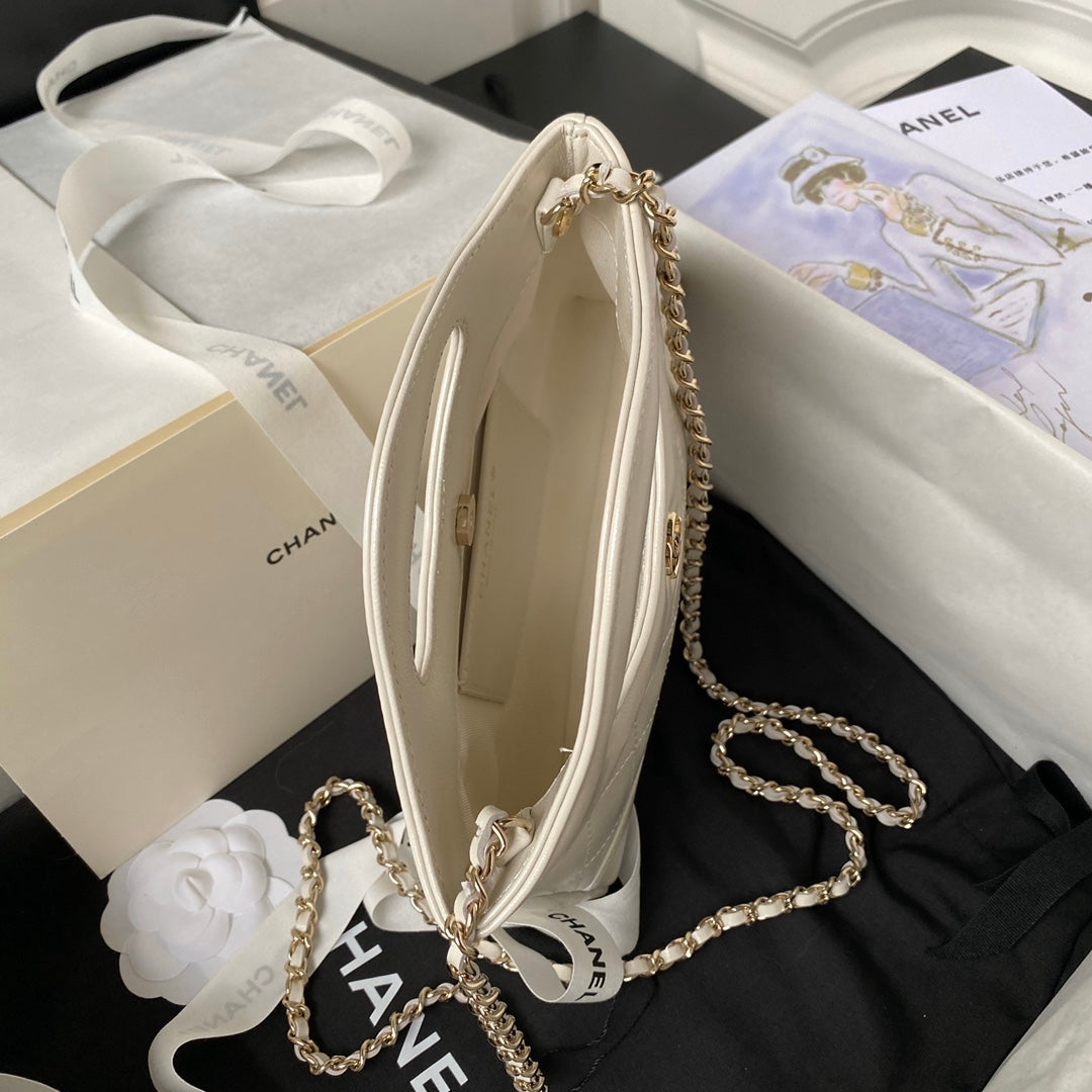 Bolsa de compras nano cc 24s31 de 17,5 cm, piel de cordero color crema y herrajes dorados