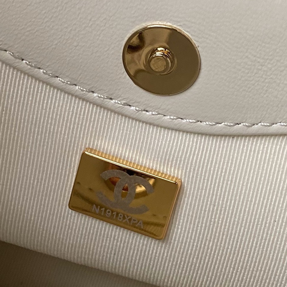 Bolsa de compras nano cc 24s31 de 17,5 cm, piel de cordero color crema y herrajes dorados