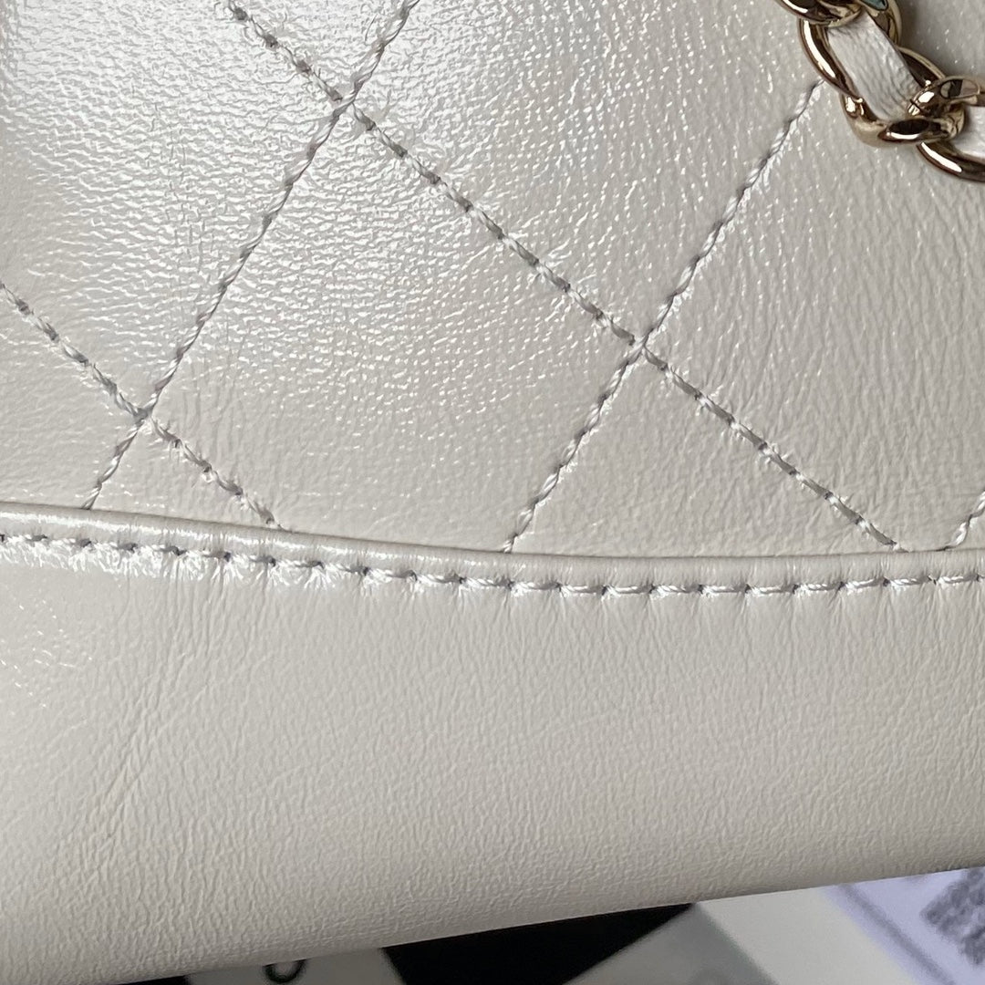Bolsa de compras nano cc 24s31 de 17,5 cm, piel de cordero color crema y herrajes dorados
