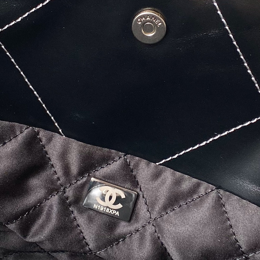 Bolso hobo CC 22 de 35 cm, piel de cordero negra y plateada, herrajes plateados