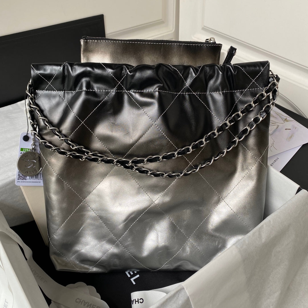 Bolso hobo CC 22 de 35 cm, piel de cordero negra y plateada, herrajes plateados