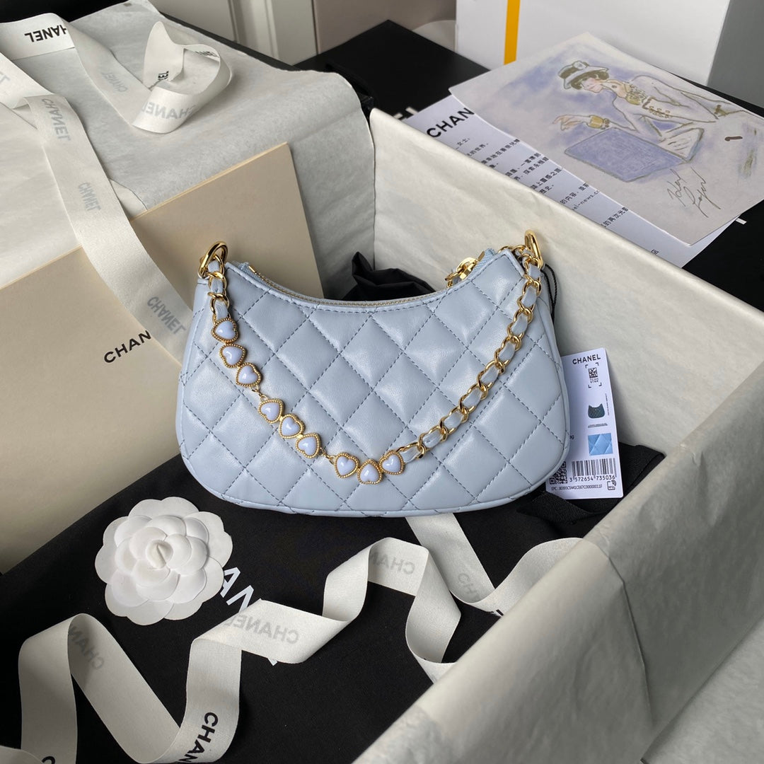 Bolso hobo CC de 24 peniques, 20 cm, piel de cordero azul nube, herrajes dorados