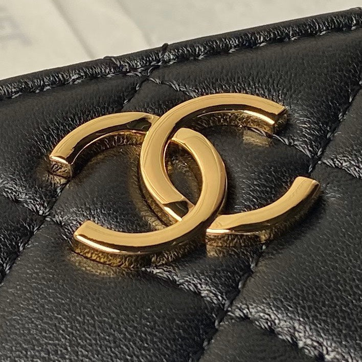 Pochette 24p avec chaîne 19cm en cuir d'agneau noir