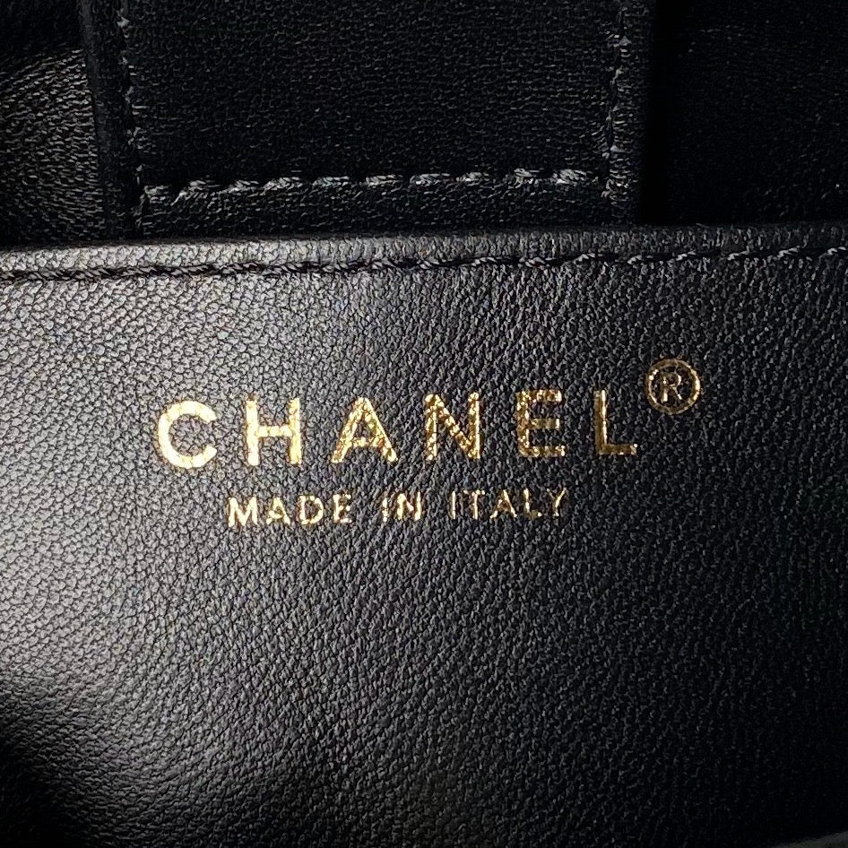 Pochette 24p avec chaîne 19cm en cuir d'agneau noir