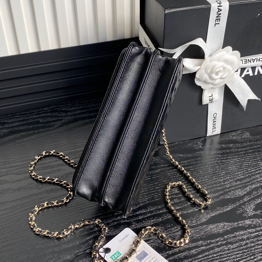 Bolso de moda CC 24B de 18,5 cm con piel de cordero negra y herrajes dorados