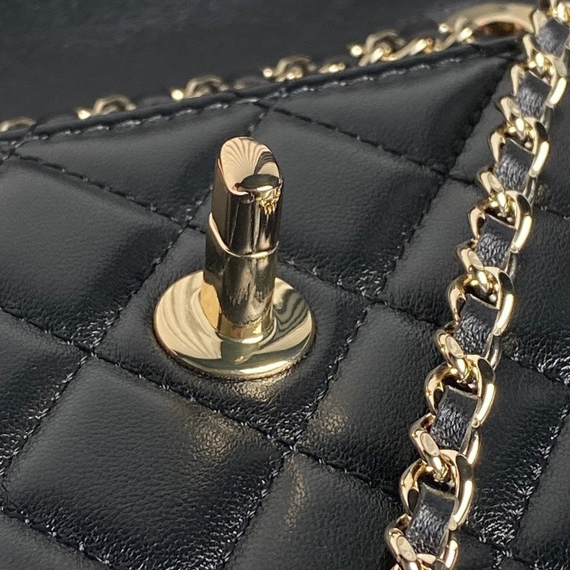 Bolso de moda CC 24B de 18,5 cm con piel de cordero negra y herrajes dorados