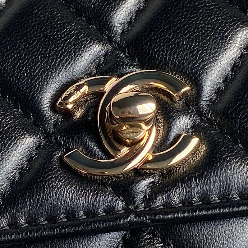 Bolso de moda CC 24B de 18,5 cm con piel de cordero negra y herrajes dorados