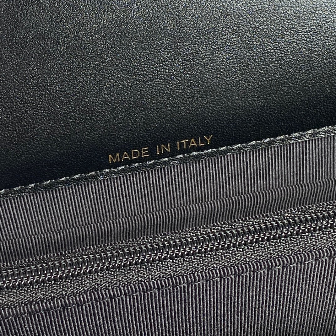 Bolso de moda CC 24B de 18,5 cm con piel de cordero negra y herrajes dorados