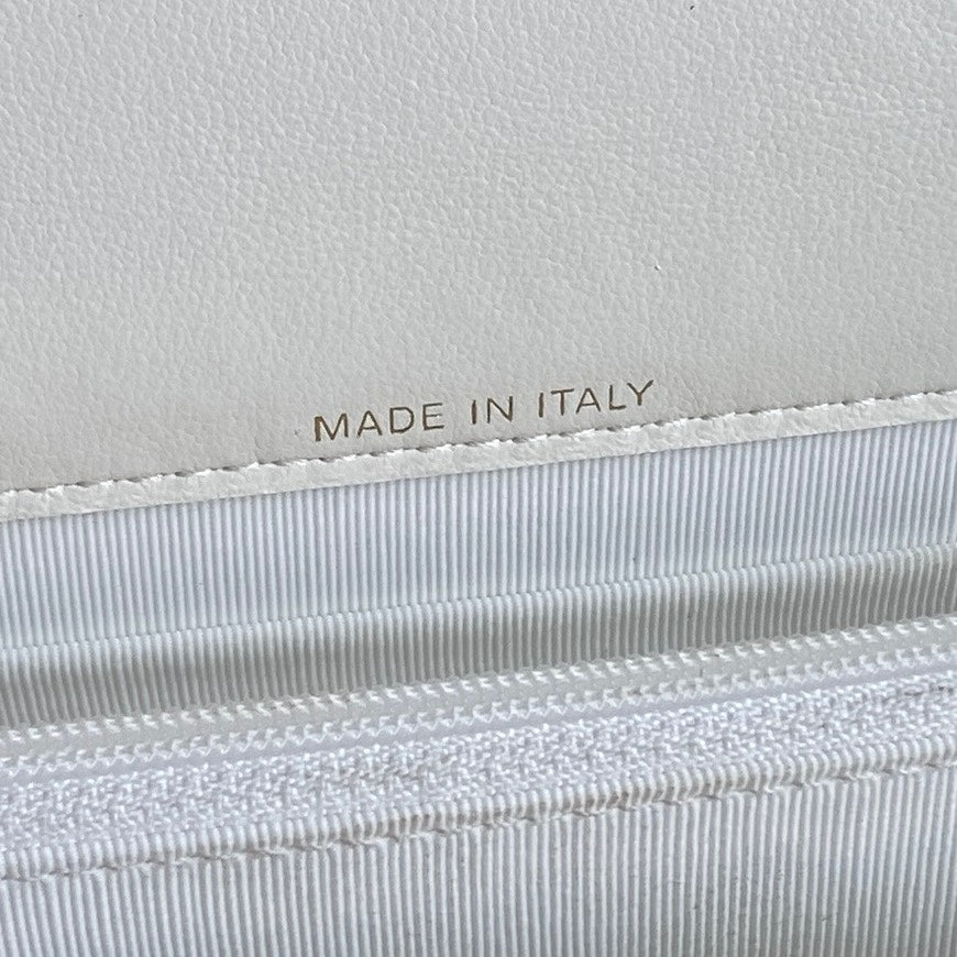 Bolso de moda CC 24B de 18,5 cm, piel de cordero blanca y herrajes dorados