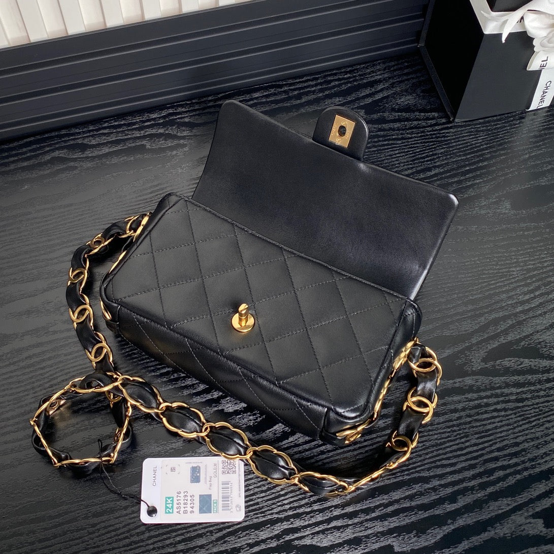 Bolso mini con solapa CC 24K de 21 cm y piel de cordero negra con herrajes dorados
