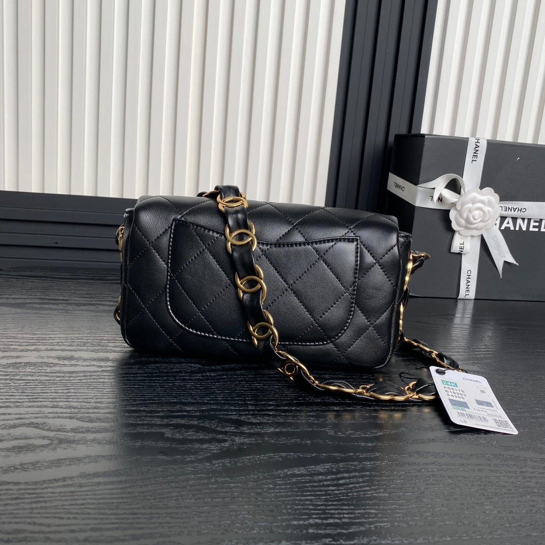 Bolso mini con solapa CC 24K de 21 cm y piel de cordero negra con herrajes dorados
