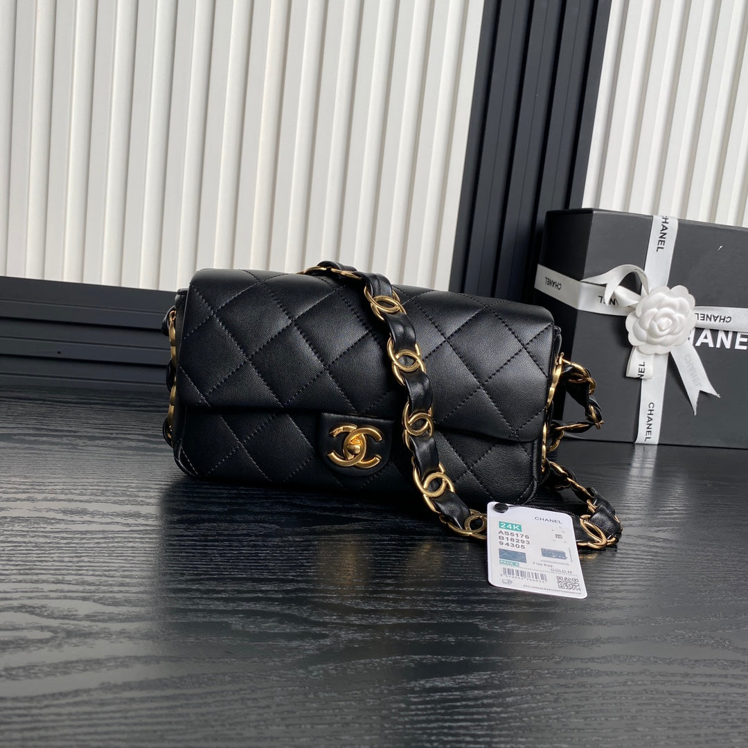 Bolso mini con solapa CC 24K de 21 cm y piel de cordero negra con herrajes dorados