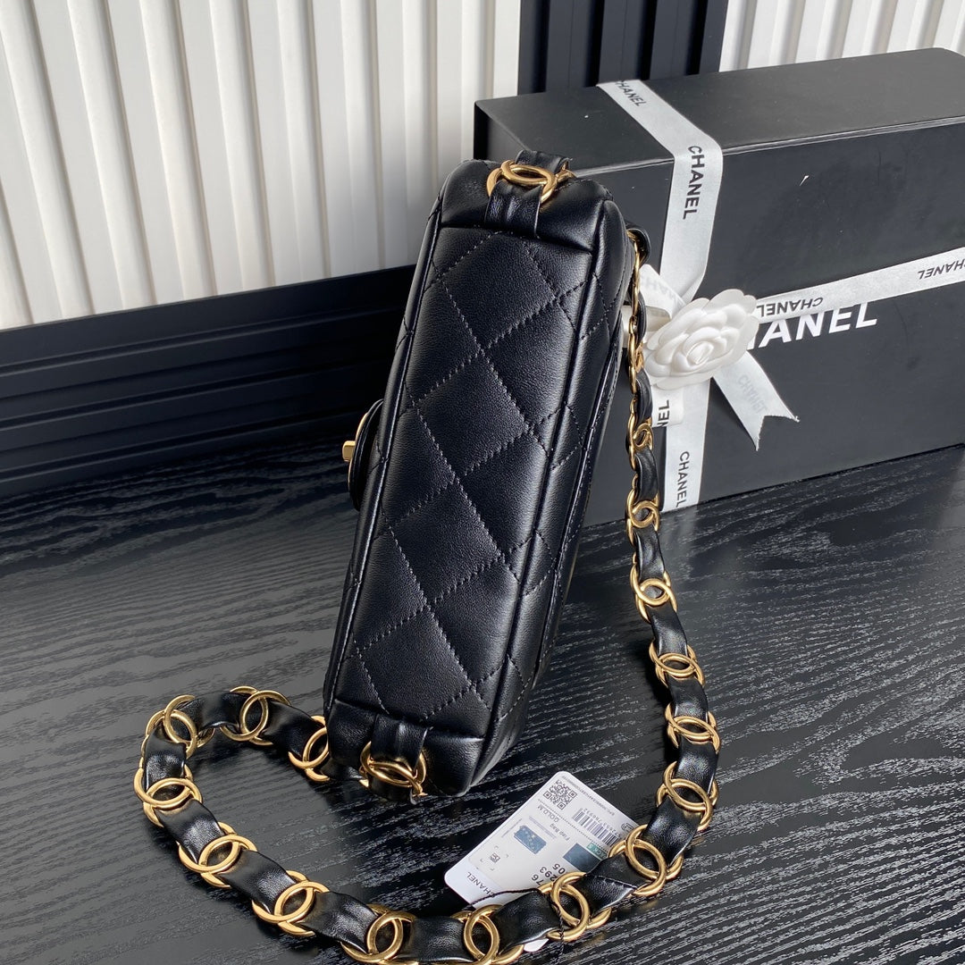 Bolso mini con solapa CC 24K de 21 cm y piel de cordero negra con herrajes dorados