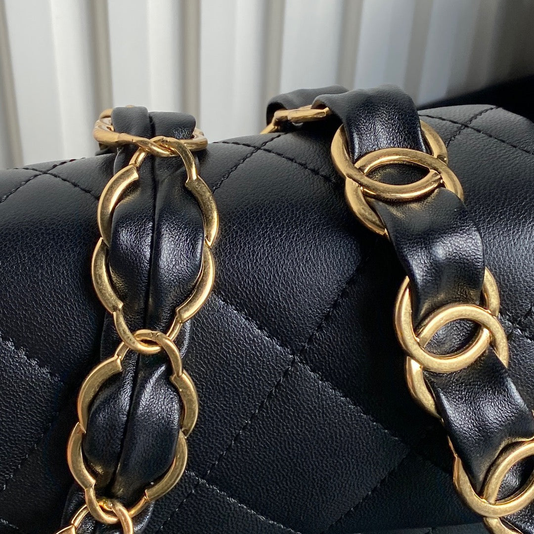 Bolso mini con solapa CC 24K de 21 cm y piel de cordero negra con herrajes dorados