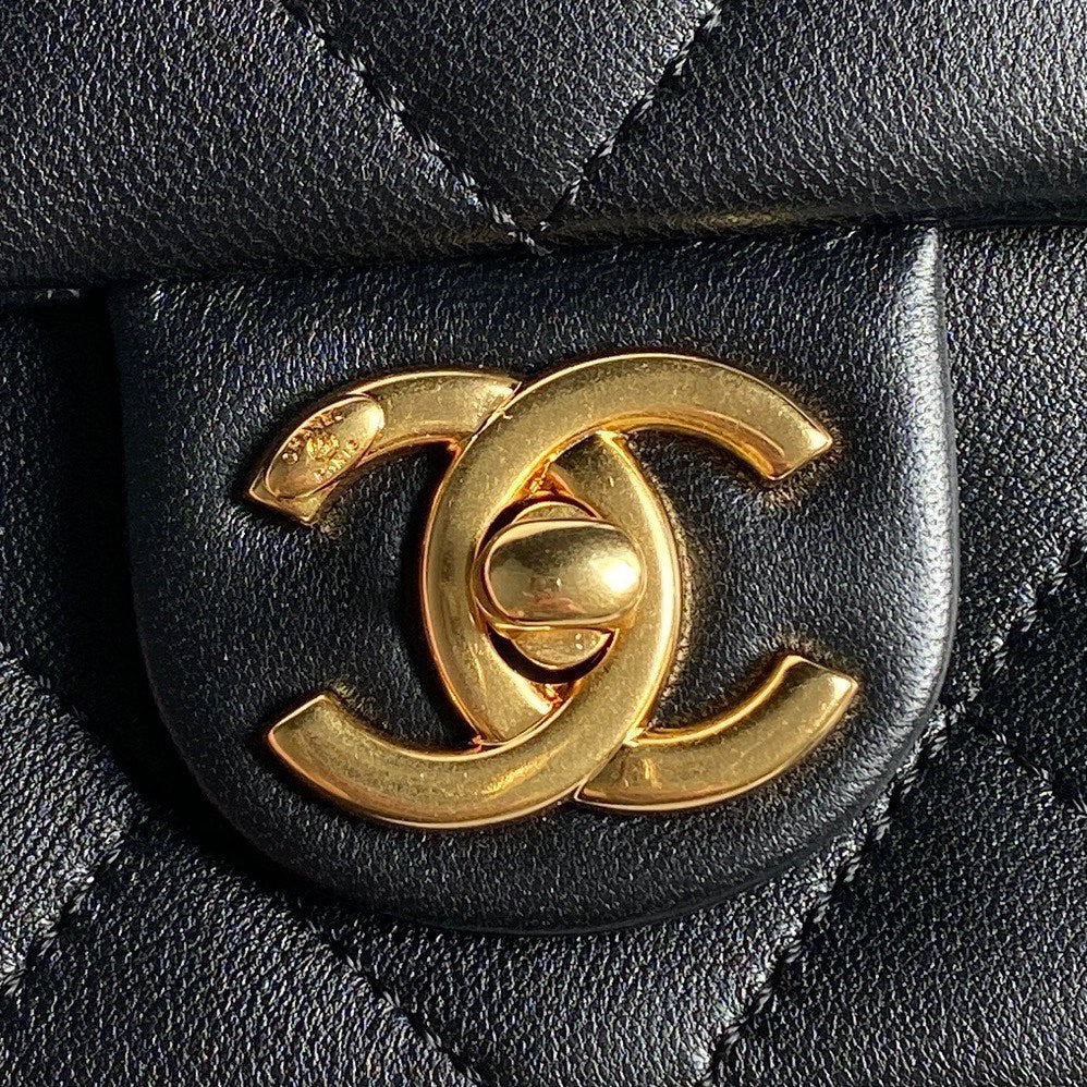 Bolso mini con solapa CC 24K de 21 cm y piel de cordero negra con herrajes dorados
