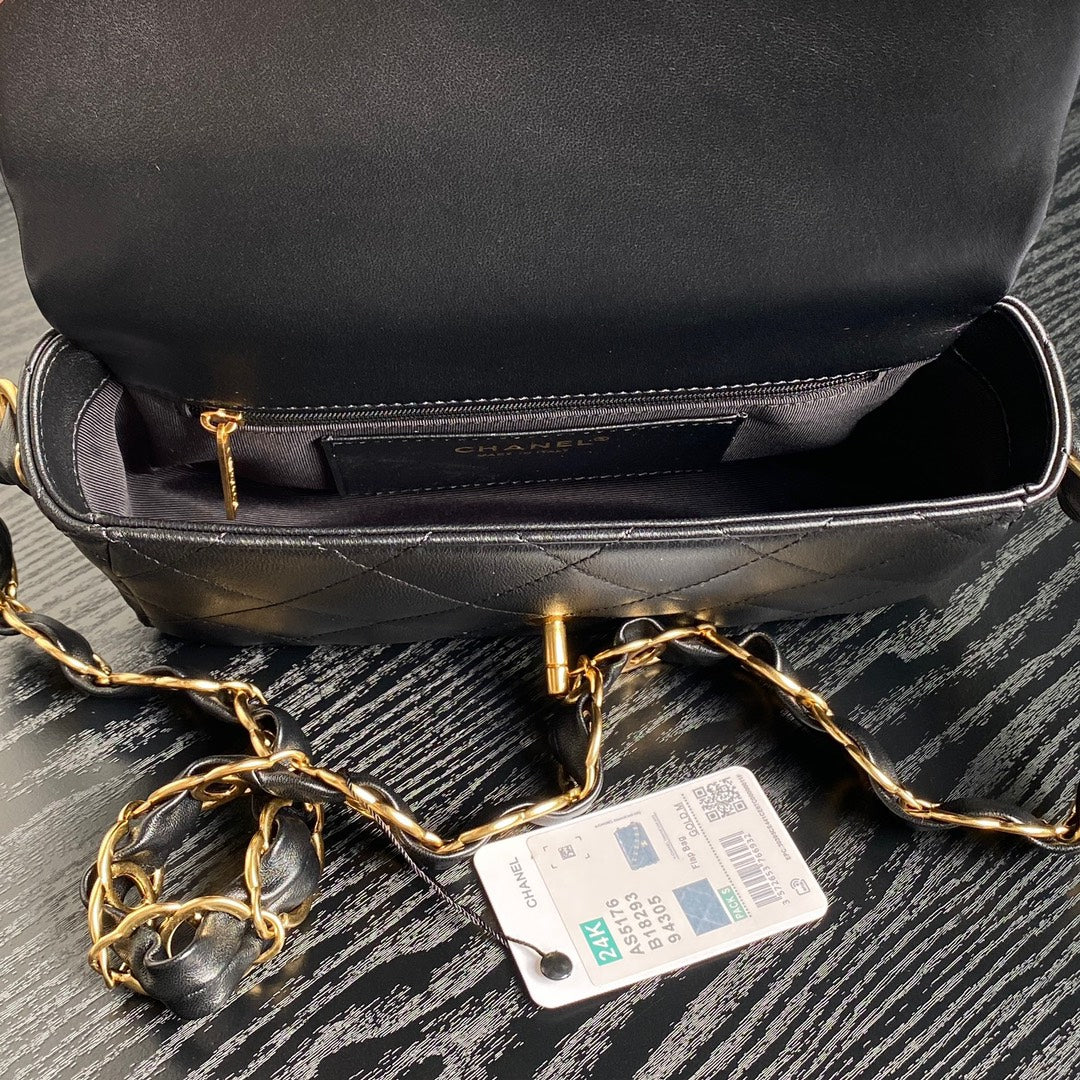 Bolso mini con solapa CC 24K de 21 cm y piel de cordero negra con herrajes dorados