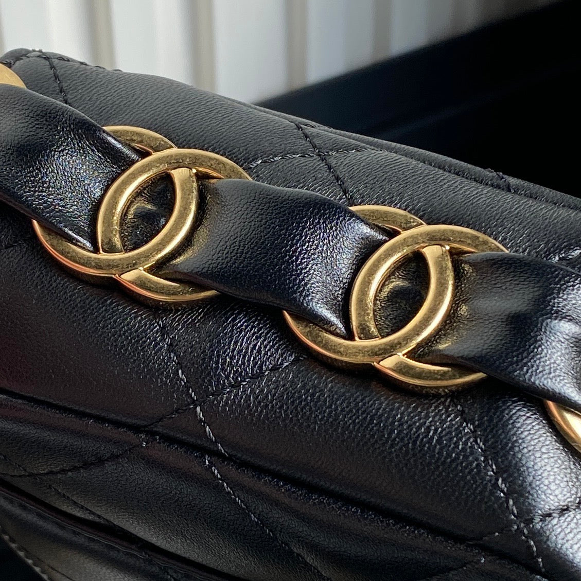Bolso mini con solapa CC 24K de 21 cm y piel de cordero negra con herrajes dorados