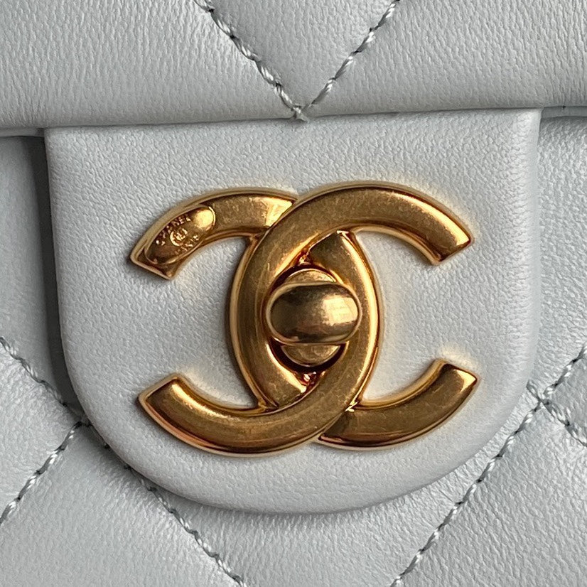Bolso mini con solapa CC 24K de 21 cm, piel de cordero azul nube, herrajes dorados