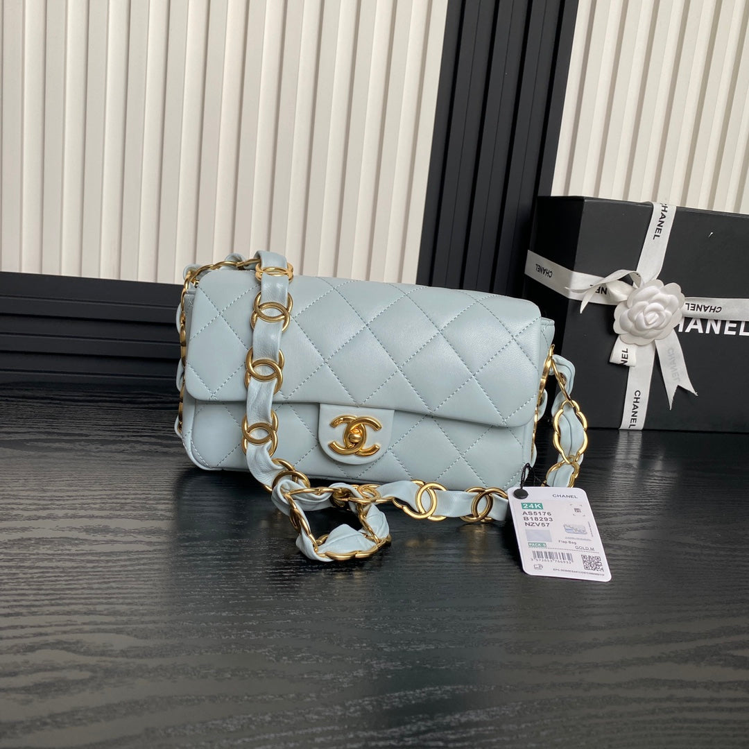 Bolso mini con solapa CC 24K de 21 cm, piel de cordero azul nube, herrajes dorados
