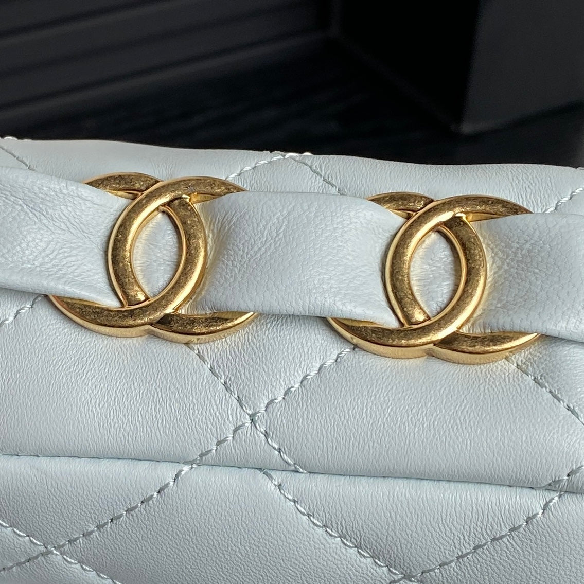 Bolso mini con solapa CC 24K de 21 cm, piel de cordero azul nube, herrajes dorados