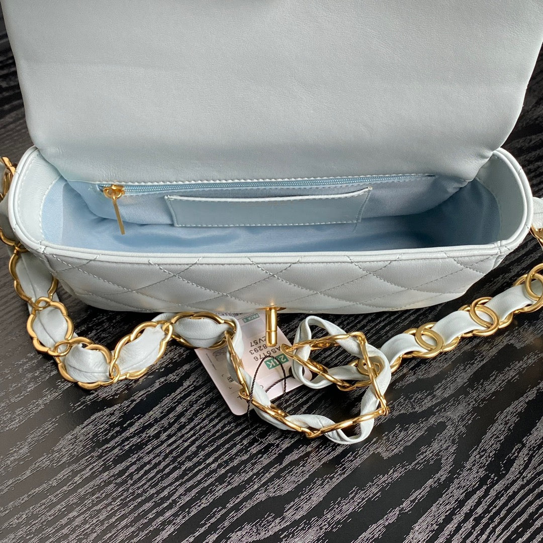 Bolso mini con solapa CC 24K de 21 cm, piel de cordero azul nube, herrajes dorados
