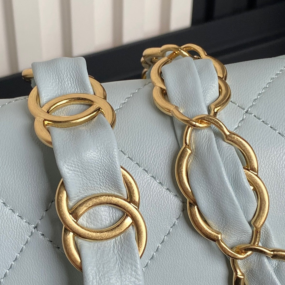 Bolso mini con solapa CC 24K de 21 cm, piel de cordero azul nube, herrajes dorados