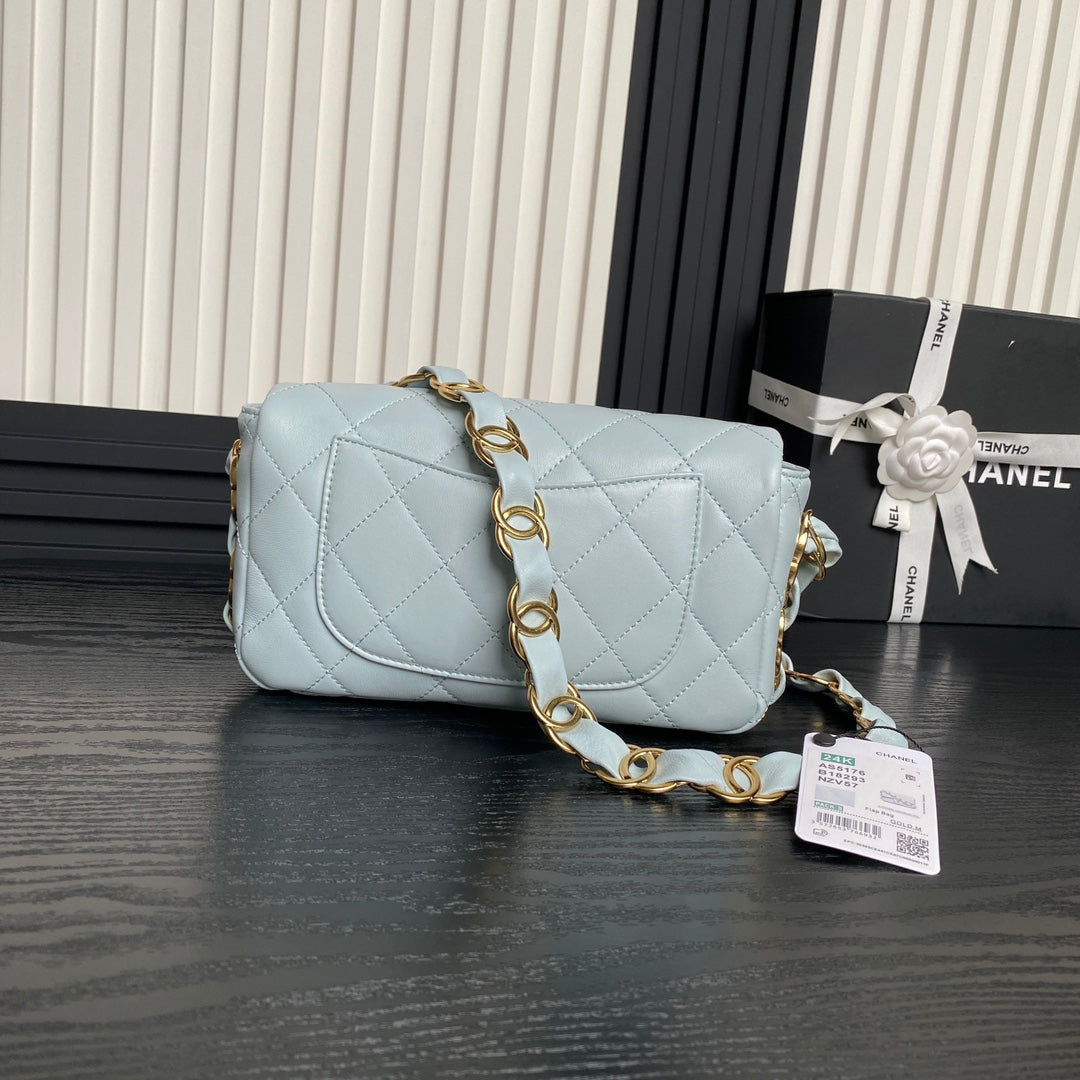 Bolso mini con solapa CC 24K de 21 cm, piel de cordero azul nube, herrajes dorados