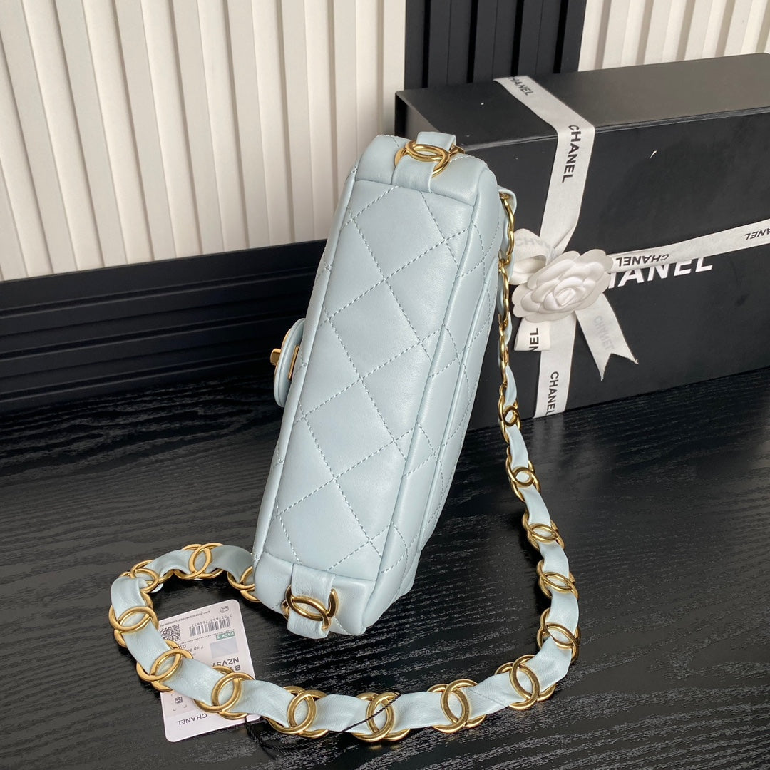 Bolso mini con solapa CC 24K de 21 cm, piel de cordero azul nube, herrajes dorados