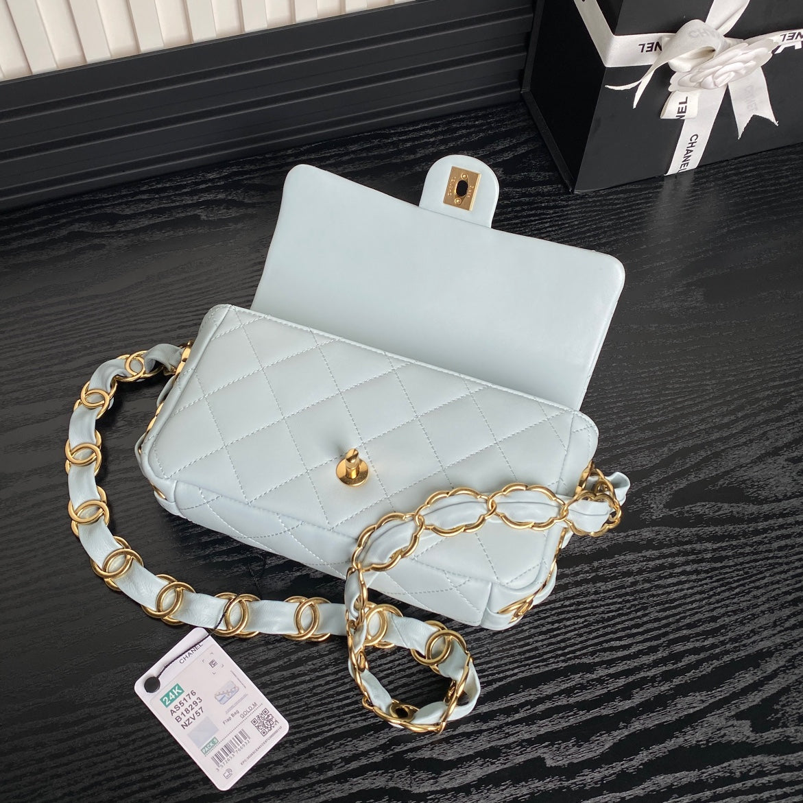 Bolso mini con solapa CC 24K de 21 cm, piel de cordero azul nube, herrajes dorados