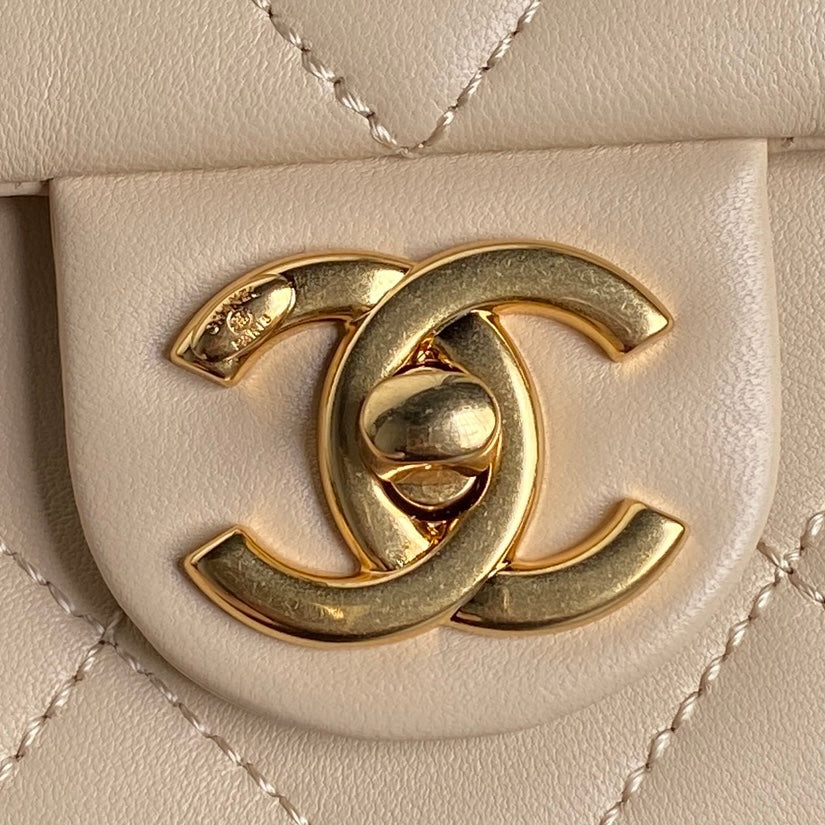 Bolso mini con solapa CC 24K de 21 cm, piel de cordero beige, herrajes dorados