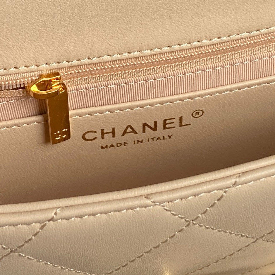 Bolso mini con solapa CC 24K de 21 cm, piel de cordero beige, herrajes dorados
