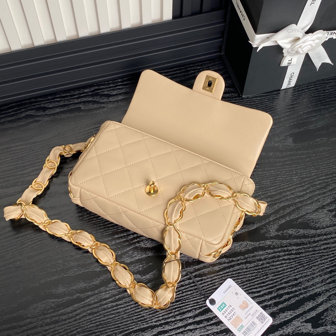 Bolso mini con solapa CC 24K de 21 cm, piel de cordero beige, herrajes dorados