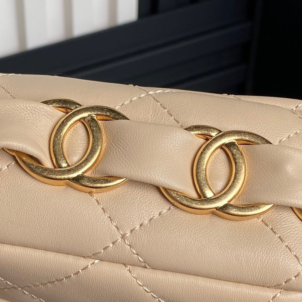 Bolso mini con solapa CC 24K de 21 cm, piel de cordero beige, herrajes dorados