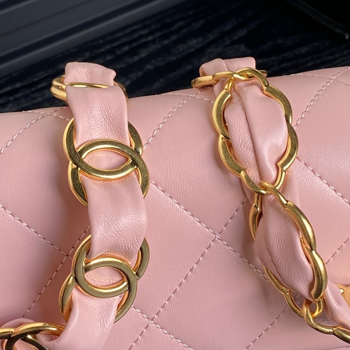 Bolso mini con solapa CC 24K de 21 cm con piel de cordero rosa y herrajes dorados